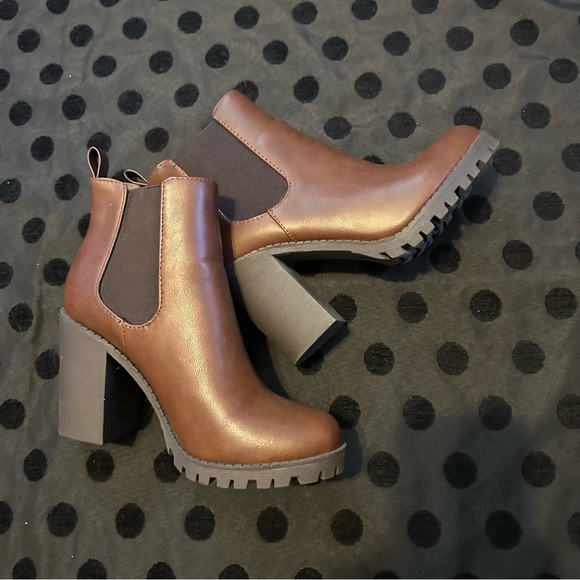 Soda Brown Ankle Boots with Block Heel - NWOB Size 9 - Picture 2 of 6